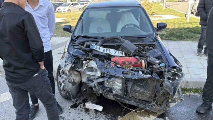 Aksaray’da iki otomobil çarpıştı: 2 yaralı