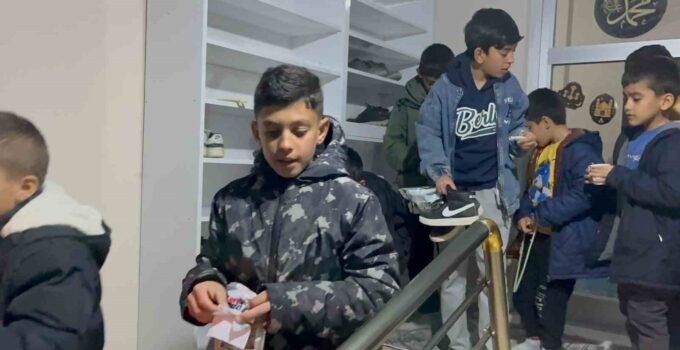Aksaray’da teravih namazına gelen çocukların ayakkabılarına harçlık konuldu
