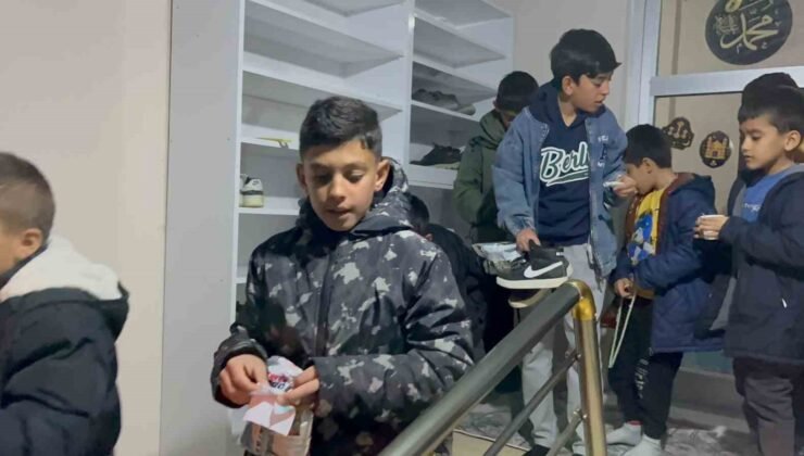 Aksaray’da teravih namazına gelen çocukların ayakkabılarına harçlık konuldu