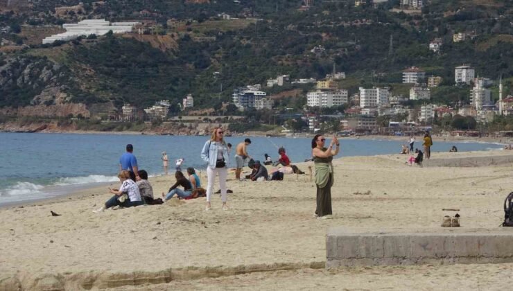 Alanya’da bayram arifesinde hava sıcaklığı 20 dereceye ulaştı, tatilciler soluğu sahilde aldı