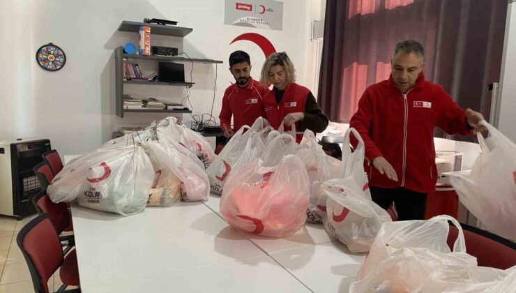 Alaşehir’de Kızılay’dan çocuklara bayram hediyesi