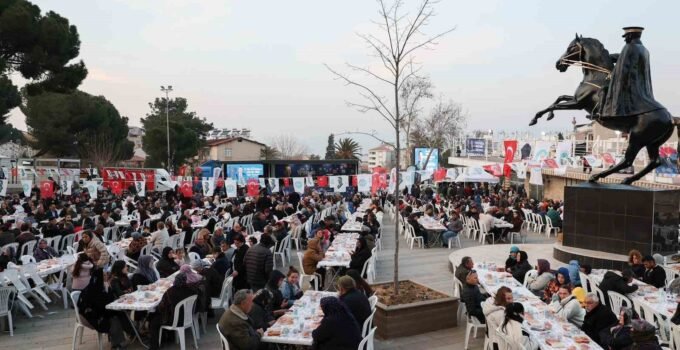 Alaşehir’de yüzlerce kişi iftarda buluştu