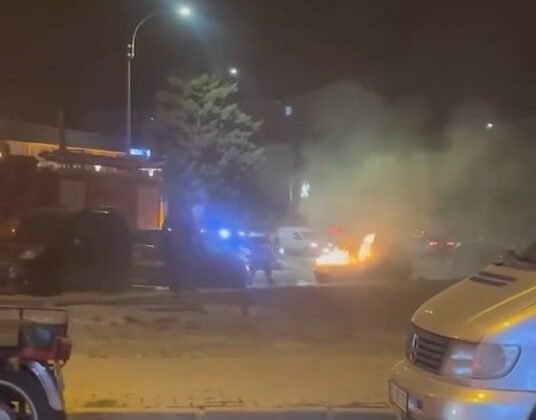 Alev alan aracı itfaiye ekipleri söndürdü