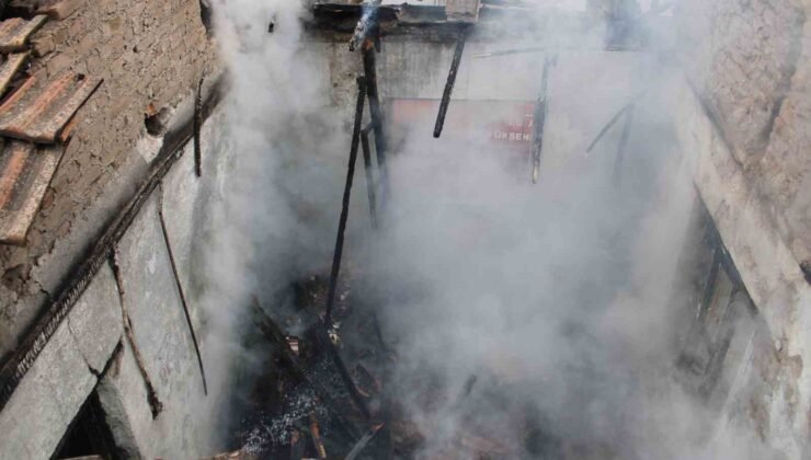 Alevler evi sardı, mahallede panik yaşandı