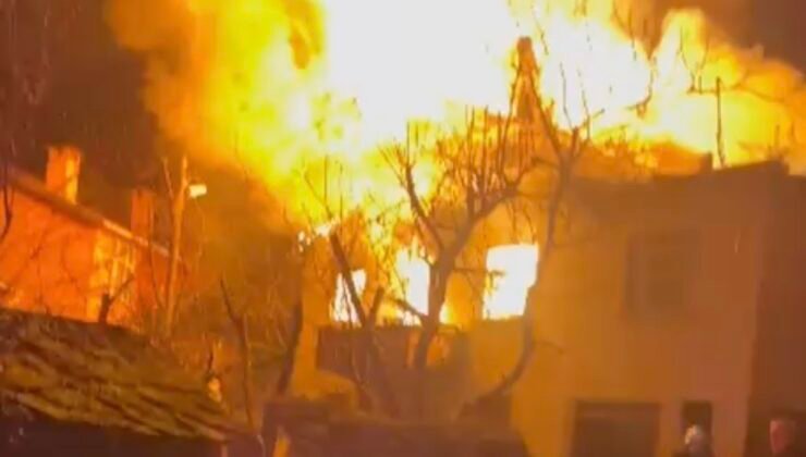 Alevlere teslim olan iki katlı ev kullanılmaz hale geldi