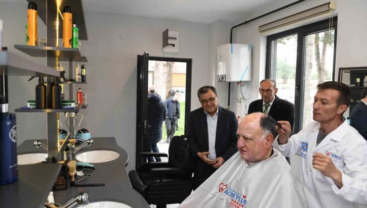 Altıeylül Belediyesi’nden emeklilere “Halk Berberi” hizmeti