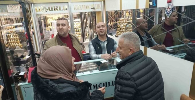 Altın fiyatları düştü, vatandaş kuyumculara akın etti