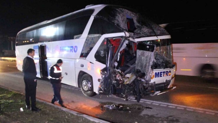 Amasya’da yolcu otobüsü ile tırın çarpıştığı kazada 11 yaralı