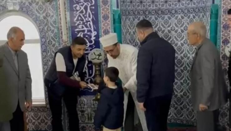 Anamur’da bayram namazı sonrası çocuklara harçlık dağıtıldı