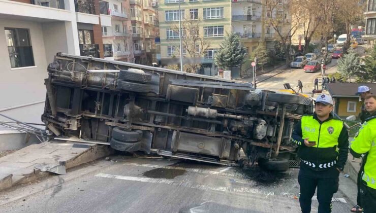 Ankara’da devrilen kamyonet güvenlik kamerasına yansıdı