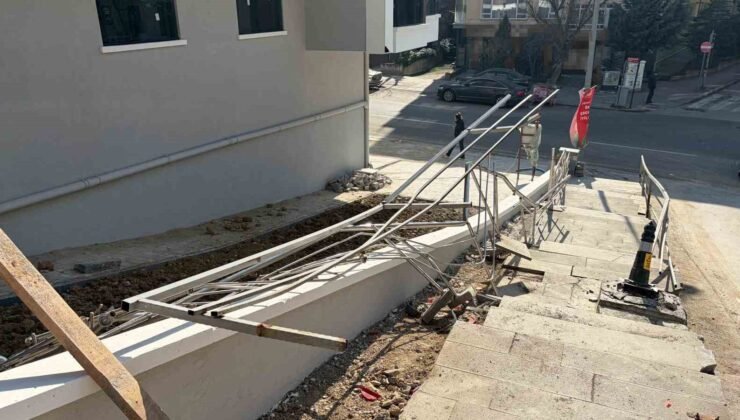 Ankara’da kamyonet devrildi: 1 yaralı