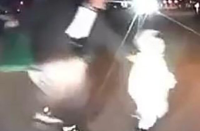 Annesinin elinden kaçıp yola koşan çocuk kazadan kurtuldu