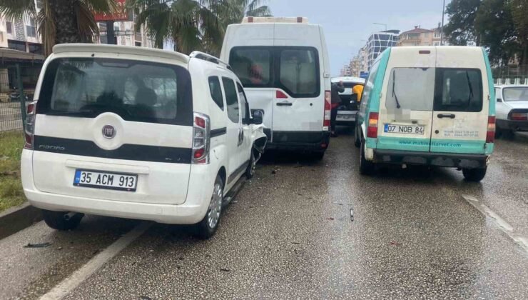 Antalya’da 4 araçlı zincirleme kaza: Araçta sıkışan yolcu itfaiye ekiplerince çıkartıldı