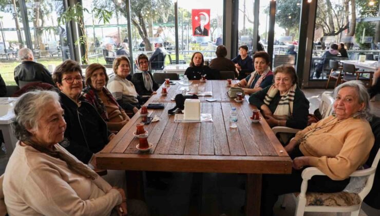 Antalya’da 57 yıllık dostlar çay bahçesinde buluştular