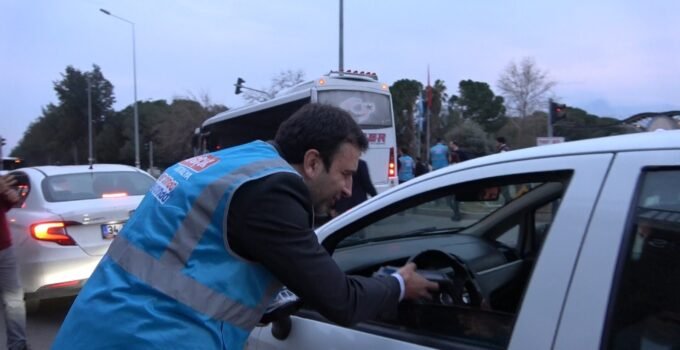 Antalya’da trafikte kalan vatandaşlara “İftara 5 Kala” sürprizi