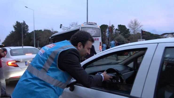 Antalya’da trafikte kalan vatandaşlara “İftara 5 Kala” sürprizi