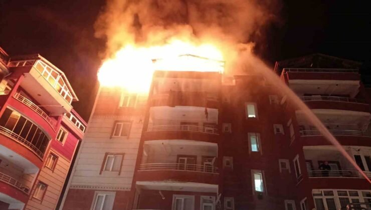 Apartmanın teras katı alevlere teslim oldu
