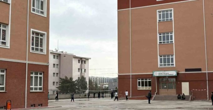 Ara tatil sona erdi, okullarda dersler yeniden başladı