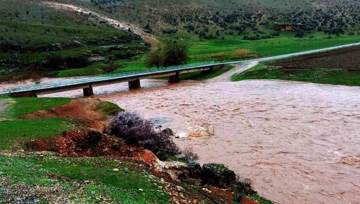 Araban’da etkili olan sağanak yağış Sıtma Pınar Çayı’nın debisini arttırdı