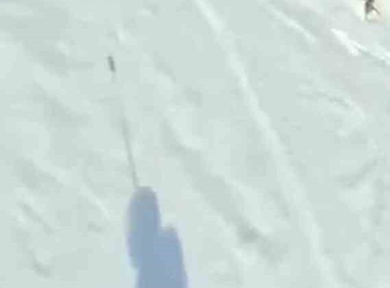 Araklı’nın karlı tepelerinde mahalle arasında snowboard keyfi