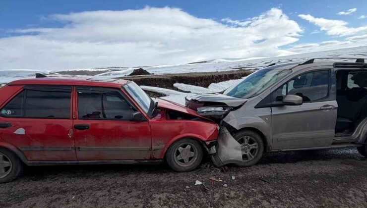 Ardahan’da iki otomobil kafa kafaya çarpıştı: 2 yaralı