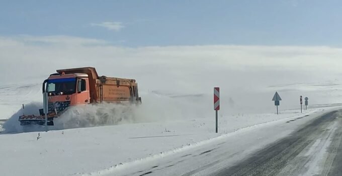 Ardahan’da kar ve tipi ulaşımı aksatıyor