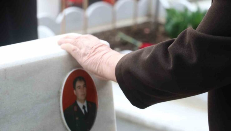 Arefe gününde Cebeci Askeri Şehitliği’ni ziyaret eden aileler şehitlerin kabirleri başında dua etti