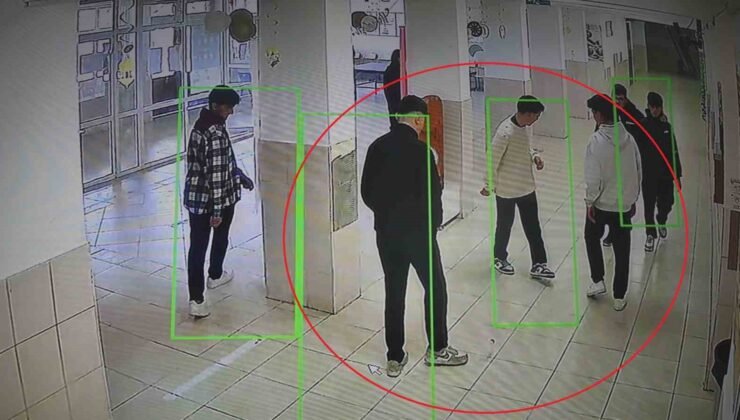 Arkadaşlarının top olarak oynadığı boş pet şişeyi çöpe atan kız öğrenci çevre duyarlılığıyla taktir topladı