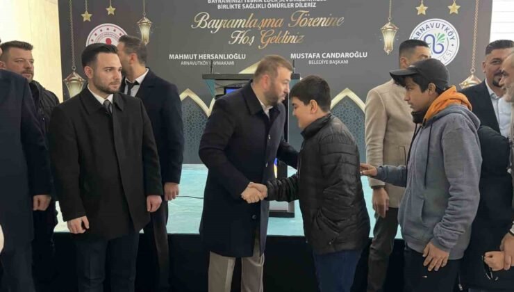 Arnavutköy’de bayram namazı sonrası ilçe protokolü vatandaşlarla bayramlaştı