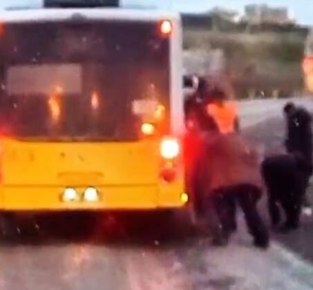 Arnavutköy’de çamurlu yolda ilerleyemeyen İETT otobüsünü vatandaşlar itti