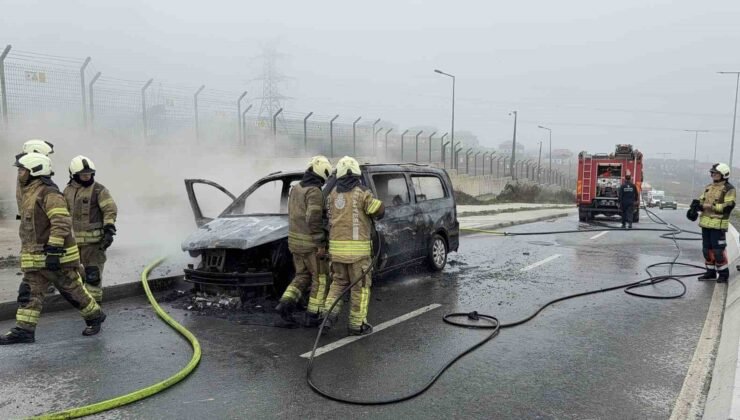 Arnavutköy’de seyir halindeki VIP taksi alev alev yandı