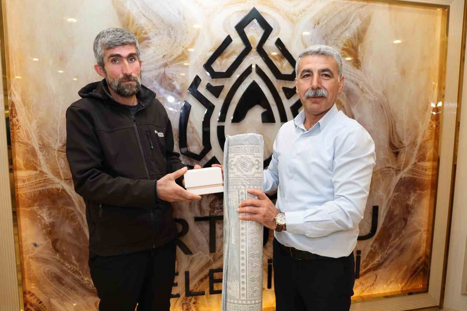 Artuklu Belediyesinden özverili temizlik işçilerine anlamlı ödül