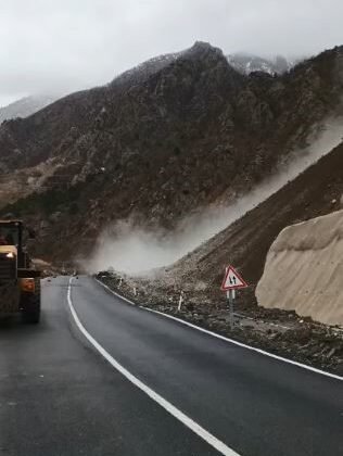 Artvin-Şavşat karayolunda heyelan