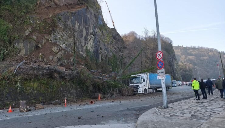 Artvin’de heyelan: Yamaçtan kopan kayalar tırda hasara yol açtı