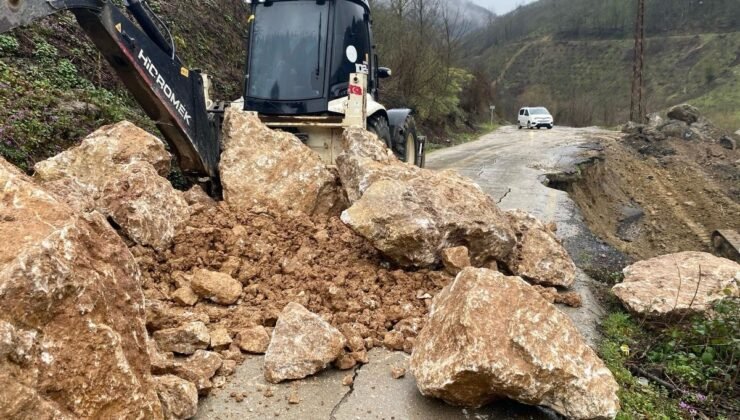 Aşırı yağışlar heyelana neden oldu yol çatladı