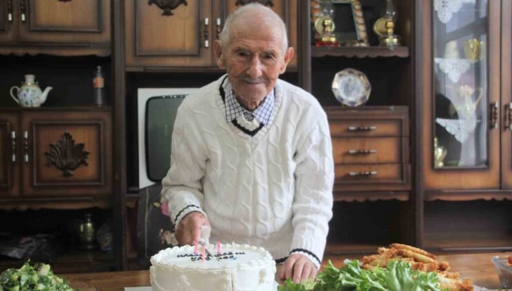 Asırlık dede, 102’nci yaşını pasta keserek karşıladı: “Sıhhatim gençlik gibi devam ediyor”