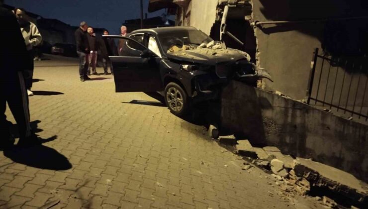 Ataşehir’de kontrolden çıkan otomobil, yıktığı istinat duvarında asılı kaldı