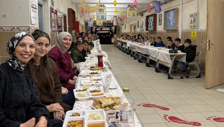 Aydıntepe’de öğretmenler ve öğrenciler iftar sofrasında bir araya geldi