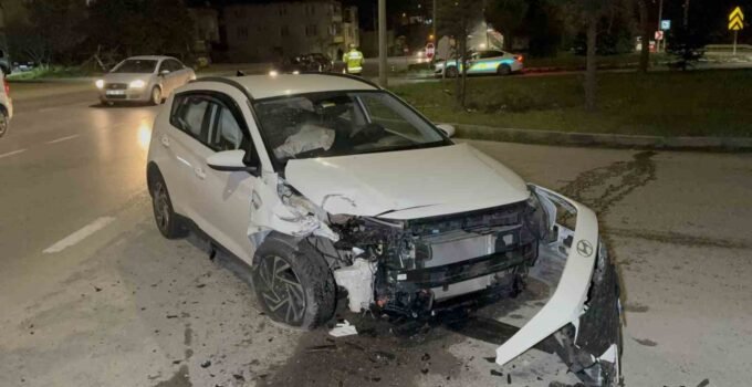 Aynı kavşakta 9 yıl sonra yine kaza yaptı: 2 yaralı