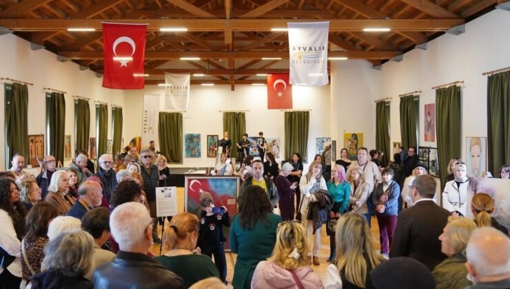 Ayvalık’ta “Kadın gözüyle bir renkte direnç” sergisi açıldı