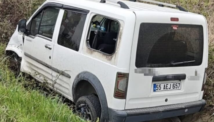 Bafra’da su kanalına düşen aracın sürücüsü yaralandı