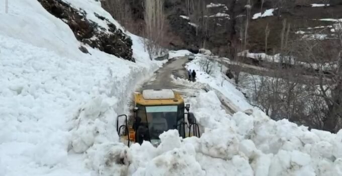 Bahçesaray’da yola çığ düştü