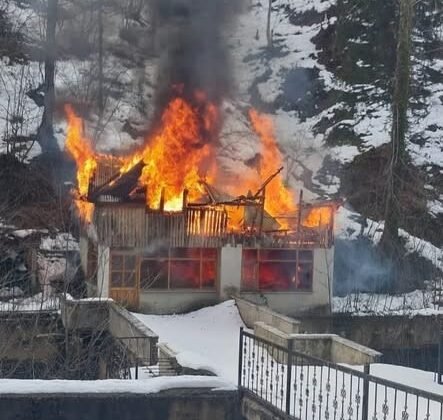 Balık tesisinde çıkan yangın evi küle çevirdi