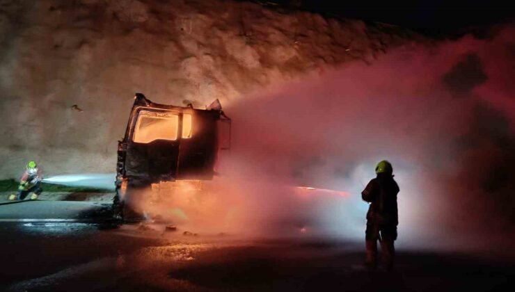 Balıkesir’de kauçuk yüklü tır alev alev yandı