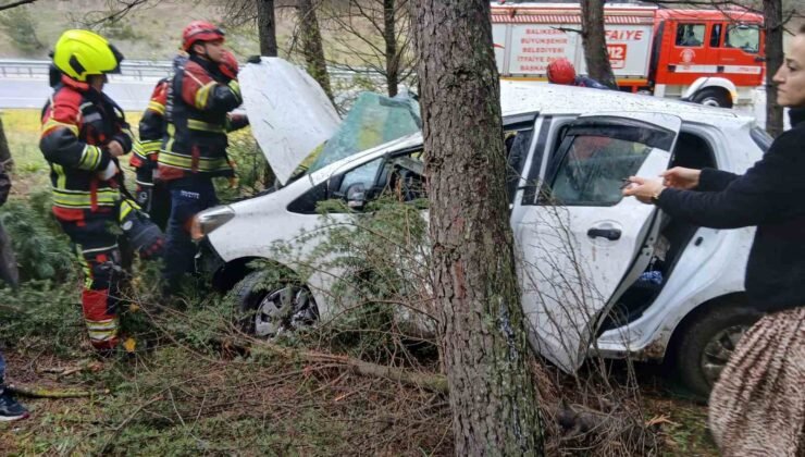 Balıkesir’de otomobil ormanlık alana uçtu: 2 yaralı