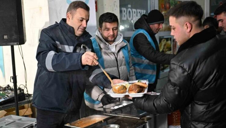 Başkan Ahmet Akın, sahurunu hal esnafıyla birlikte yaptı