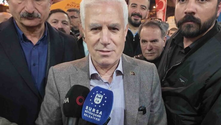 Başkan Bozbey sahurda vatandaşlarla buluştu, tarihi fırınlarda tahinli pide ve simit dağıttı