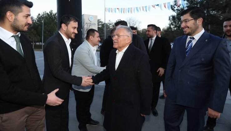 Başkan Büyükkılıç, gençlerle iftar sofrasında buluştu