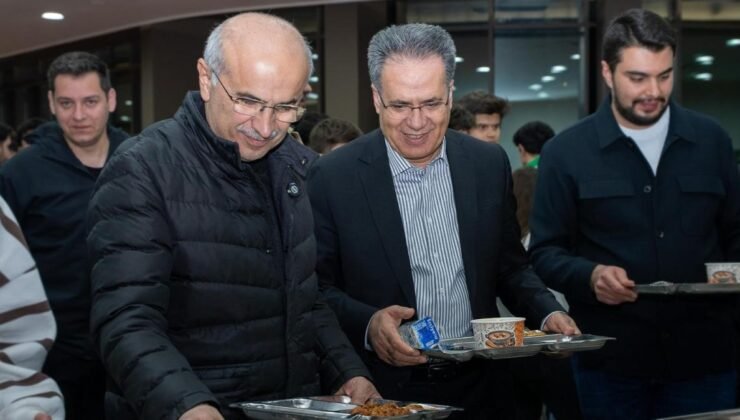 Başkan Er ile Rektör Akpolat sahur programında öğrencilerle bir araya geldi