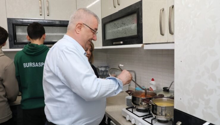 Başkan Ertaş üniversite öğrencilerinin iftar sofrasına konuk oldu